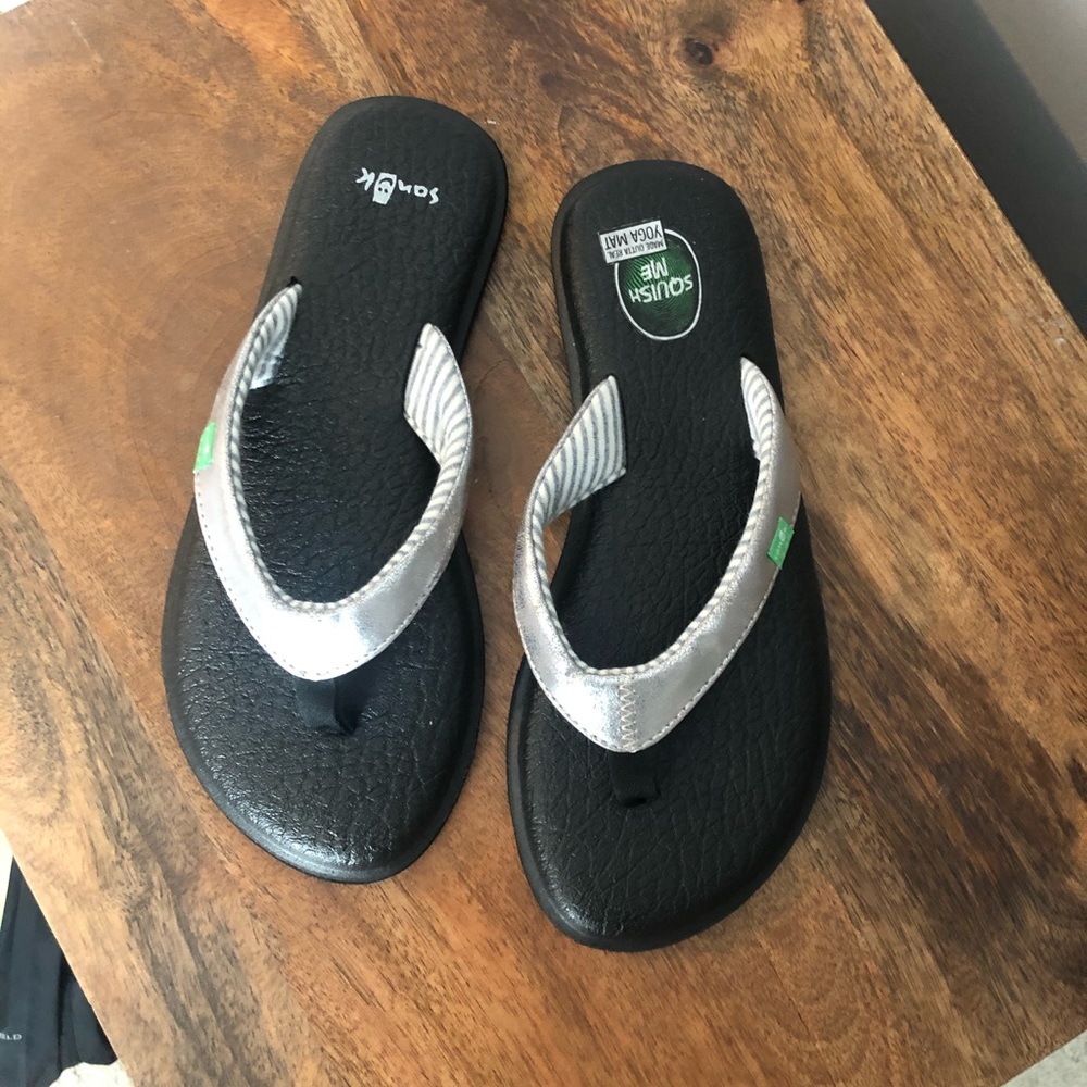 Sanuk flip flop